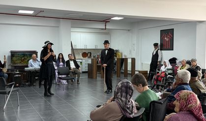 Huzurevi sakinleri için tiyatro gösterisi