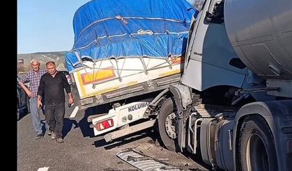 Bozüyük-Eskişehir yolunda 2 tır çarpıştı!