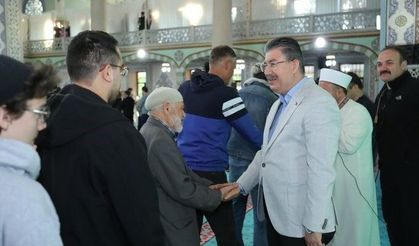 Vali Yılmaz bayram namazını vatandaşlarla birlikte eda etti