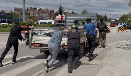 Yolda kalan kamyonetin imdadına polis ve sürücüler yetişti
