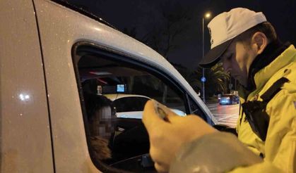 Eşinin sürüşünü beğenmeyip direksiyona geçti, ehliyetinden oldu