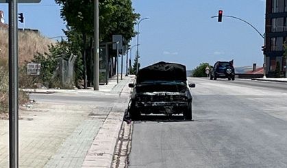 Yanmış araç dikkat çekiyor