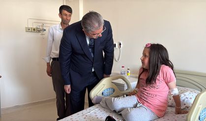 Vali Yılmaz, hastanede tedavi gören öğrencilerin karne heyecanına ortak oldu
