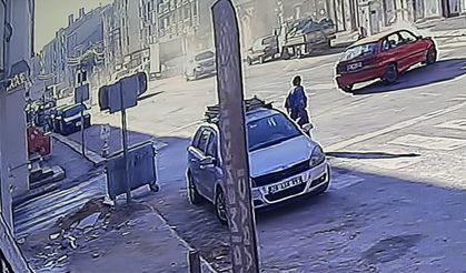 İki araç çarpıştı... Bir araç yan yattı!
