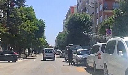 Yol vermeyen aracın arkasından koştu
