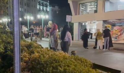 İki kadın grup arasında cadde ortasında kavga