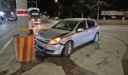 Otomobil tramvay direğine çarptı