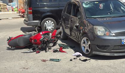Otomobile yandan çarpan motosiklet sürücüsü yaralandı