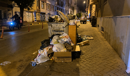 Konteyner taştı, kaldırım çöple doldu