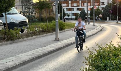 Minik yolcu trafikte