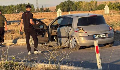 İki araç kavşakta çarpıştı: 3 yaralı