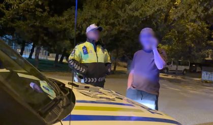 Alkollü sürücüden polis otosunda ilginç anlar