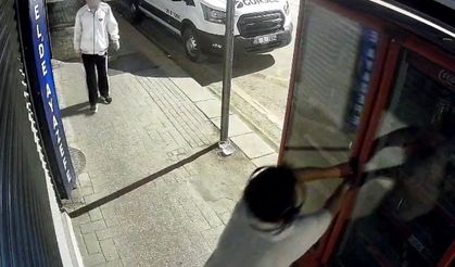 2 Çocuk kilitli meşrubat dolabını böyle zorladı