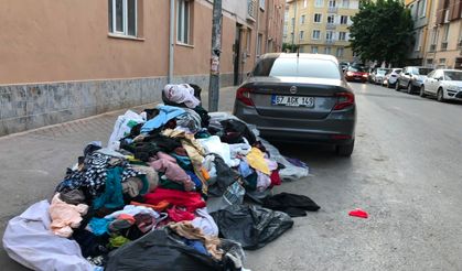 Kaldırıma atılan kıyafet yığını dikkat çekti