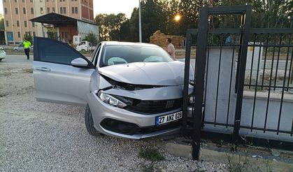 Otomobil binaya çarptı: Ağır yaralı çocuk Eskişehir’e sevk edildi