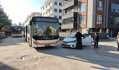 Eskişehir'de belediye otobüsü ile otomobil çarpıştı: 2 öğrenci yaralandı
