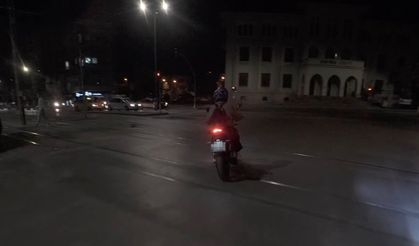 Motosikletlinin şaşkınlığı kamerada