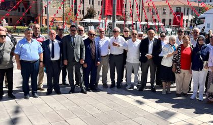 İYİ Parti Eskişehir teşkilatı Atatürk Anıtı’na çelenk sundu