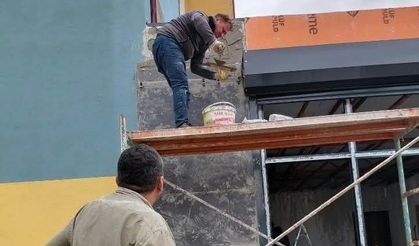 Müdür tulumu giyip sıva yaptı