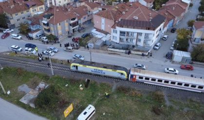 Trenin çarptığı genç hayatını kaybetti