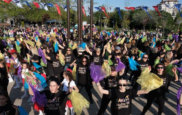7'Den 70'e yüzlerce kişi dans etti