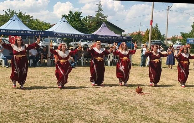Kadınlar imece usulü folklor ekibi kurdu