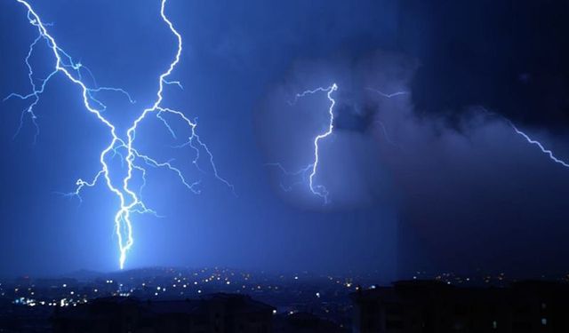 İstanbul'da şimşekler geceyi aydınlattı