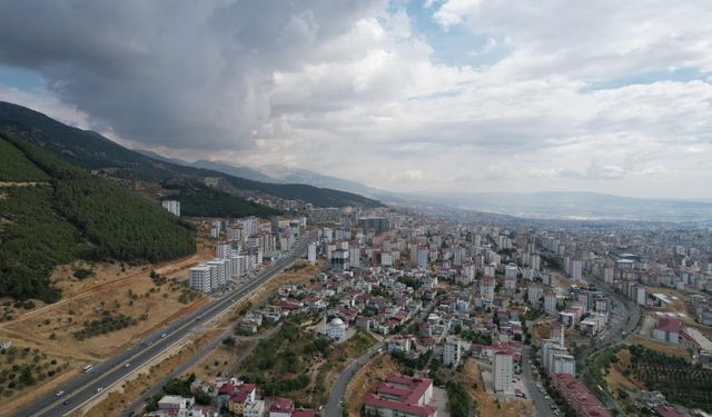 Ağır hasarlı binalar yıkılmaya devam ediyor