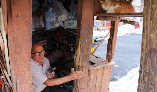 Tamirhanede kedisi ve kuşuyla kalıyor