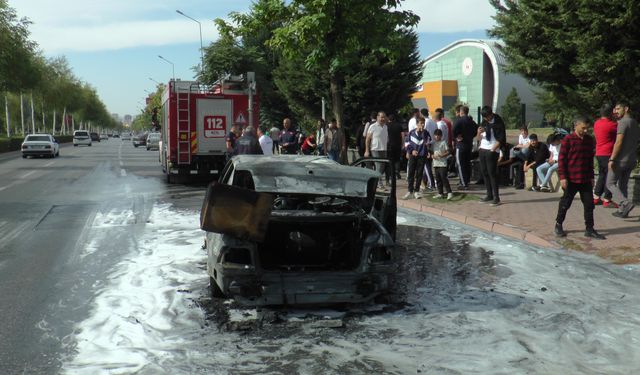 Seyir halindeki otomobil alev alev yandı