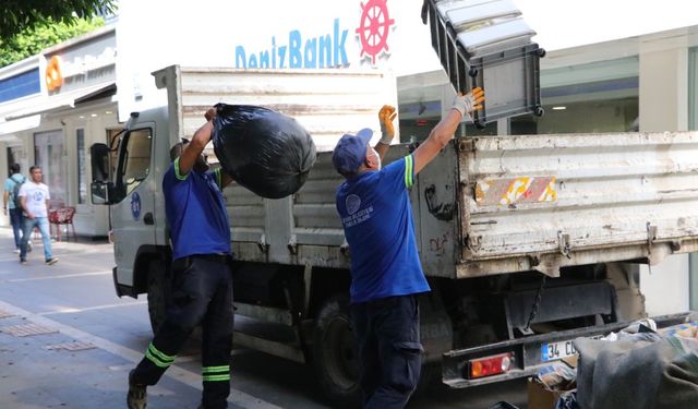 Adana'da bir evde 2 kamyon çöp çıktı