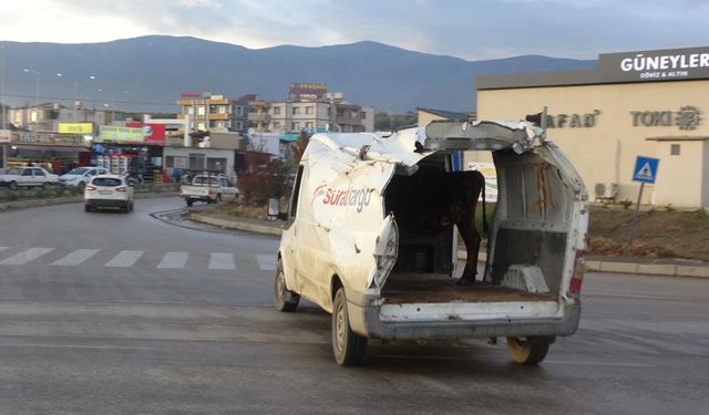 Enkazdan çıkardığı araçta bakın ne taşıdı!