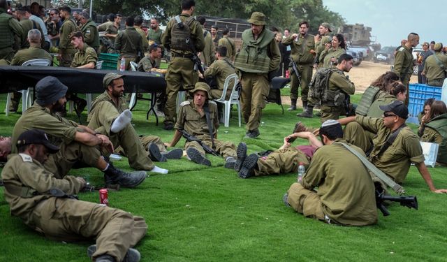 İsrail askerleri toplanma merkezinde bakın nasıl görüntülendi