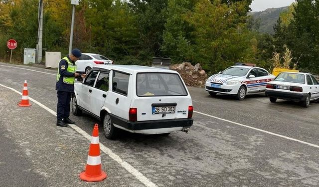 Eskişehir'de jandarmadan trafik denetimi: Sürücülere ceza yağdı