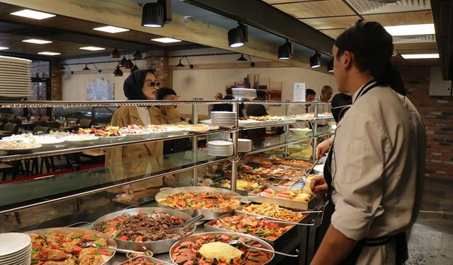 Sakarya'da öğrencilere çay fiyatına yemek veriyor