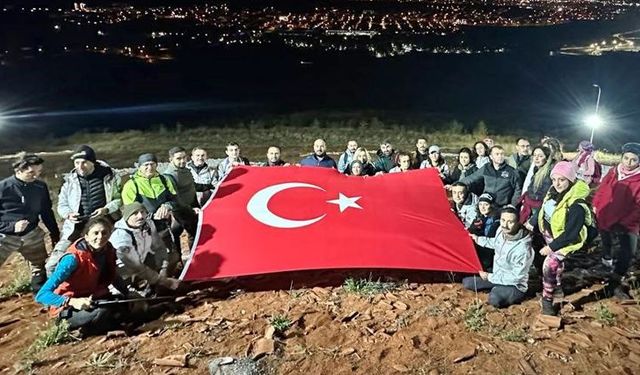 Cumhuriyetin 100, yılını gece yürüyüşüyle kutladılar