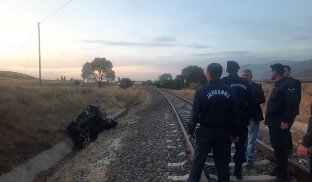 Afyonkarahisar'da yolcu treni traktöre çarptı