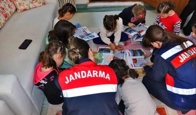 Kütahya'da jandarma çocukları sevindirdi