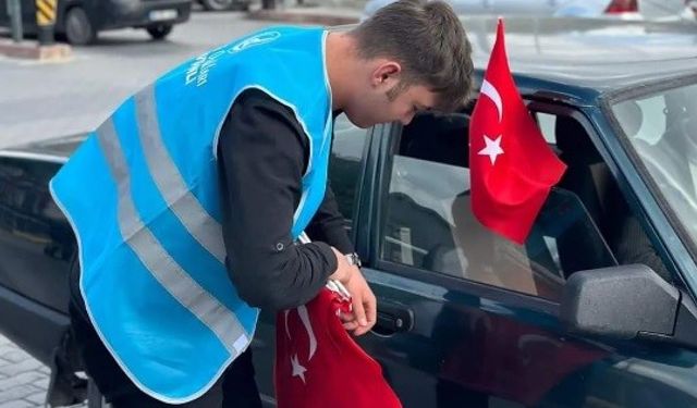 Kütahya'da 5 bin adet Türk bayrağı dağıtıldı