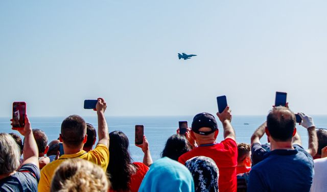 Antalya'da vatandaşlar sahilleri doldurdu