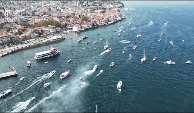 Bursa'da 100. yıl coşkusu denize tanıştı