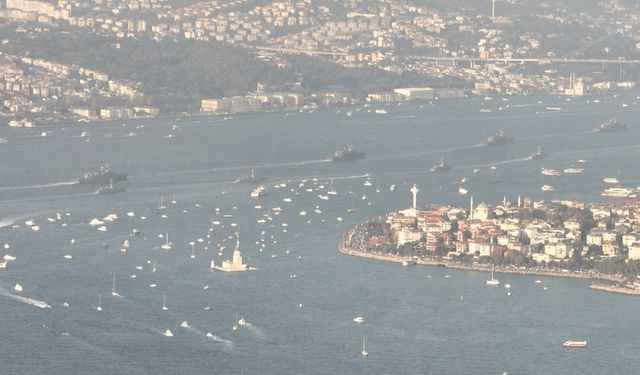 Türk donanmasından "Cumhuriyet Bayramı'na" özel geçit