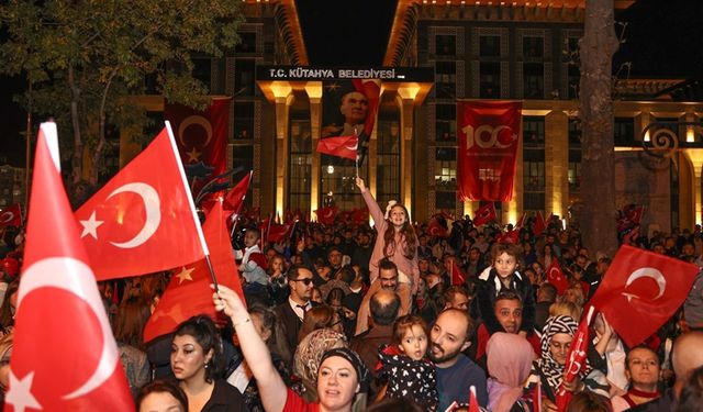 Kütahya'da fener alayı gösterileri coşku oluşturdu