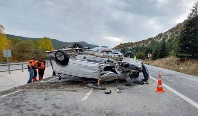 Kütahya'da bir minibüs ağaca çarparak devrildi: 1 ölü