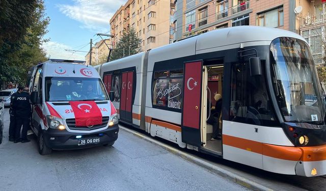 Tramvayın çarptığı genç kız yaralandı