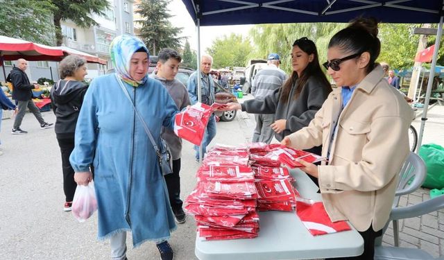 Eskişehir'de vatandaşlara Türk Bayrağı dağıtıldı