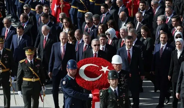 Devlet erkanı Ata'nın huzurunda