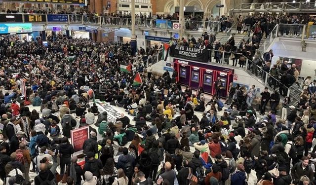 Londra'da tren istasyonunda büyük tepki!