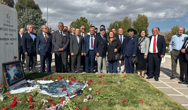 Ecevit'in mezarını ziyaret ettiler