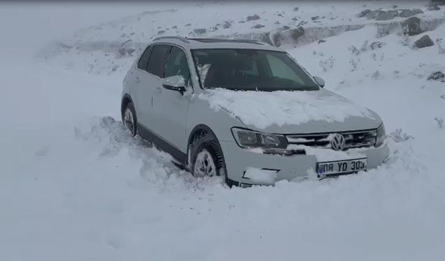Ardahan’ın yüksek kesimlerinde kar yağışı: Araçlar yolda kaldı